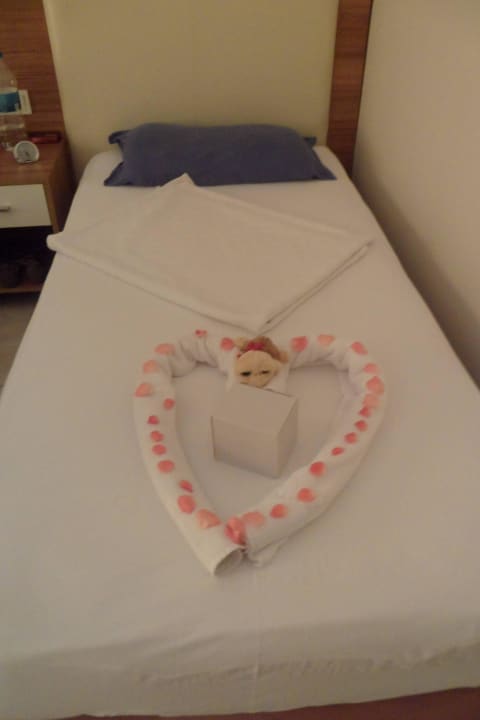 Schönbereitetes Bett,gestaltet vom Zimmerservic Hotel Panorama