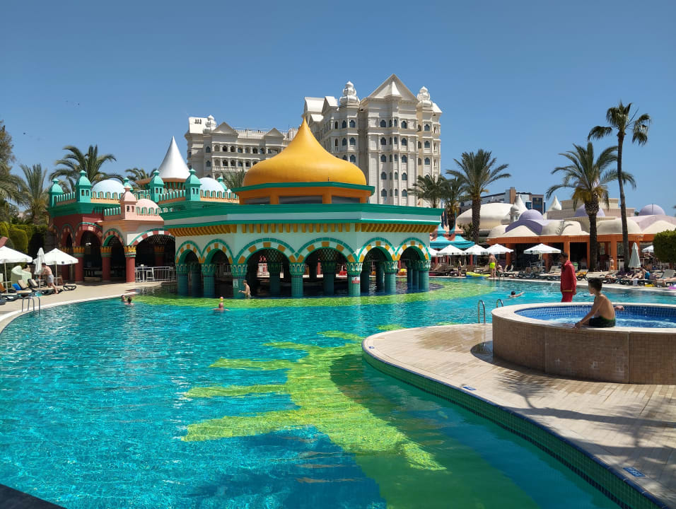 Pool Kamelya Aishen Club