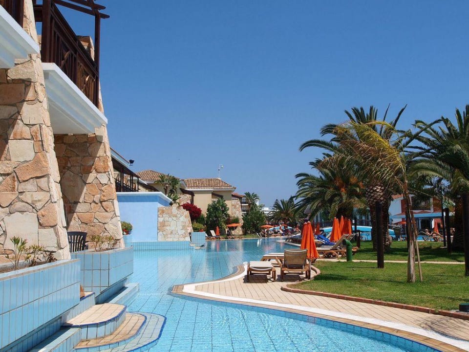 Widok z basenu Atlantica Aeneas Resort