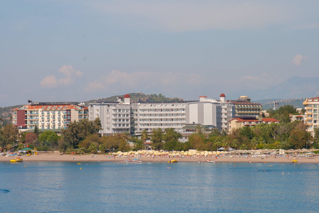 Von den Felsen aus fotographiert Mira Meridia Beach Hotel