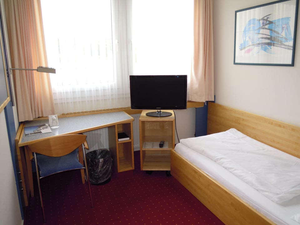 Schreibtisch und TV BKK Akademie