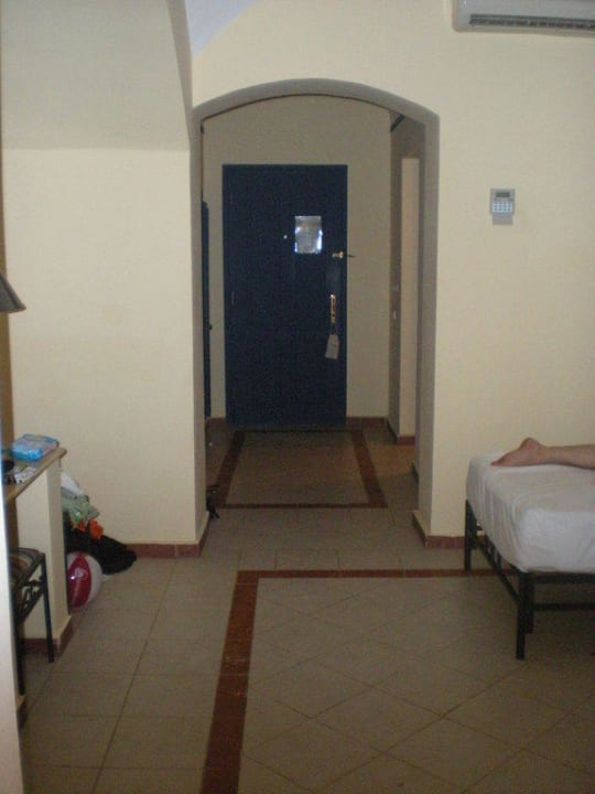 Spärlich ausgestattete Zimmer - unsauber! Jaz Makadi Oasis Resort