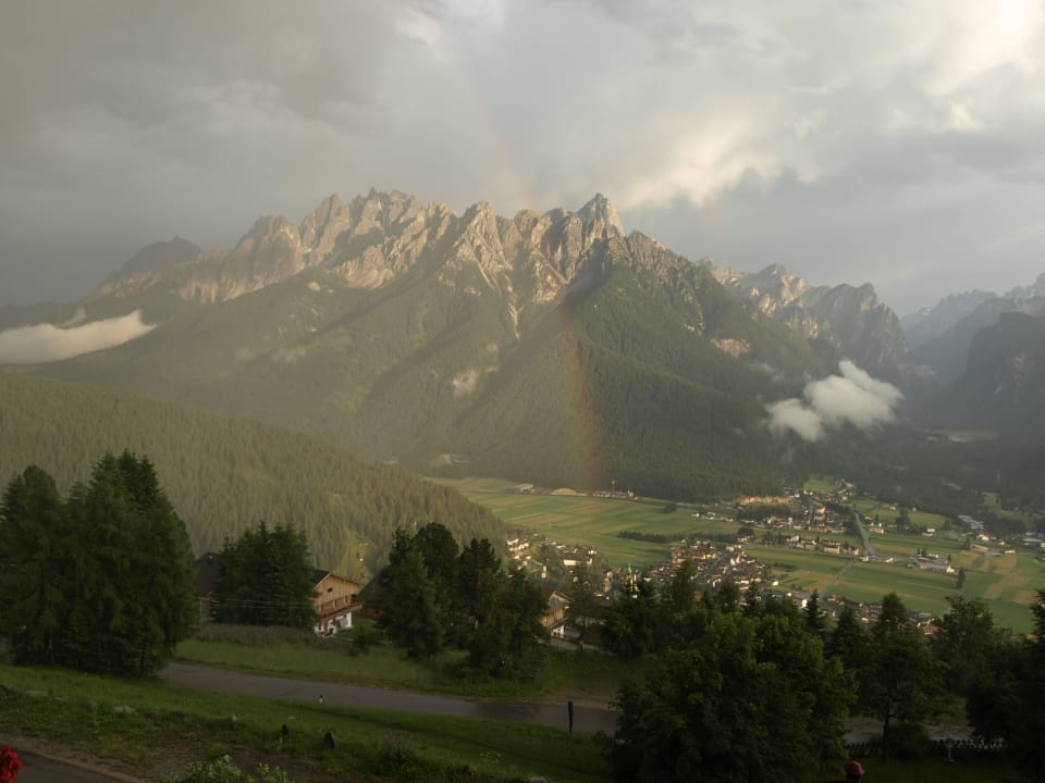 Blick von der Hotelterrasse auf Toblach Alpenhotel Ratsberg