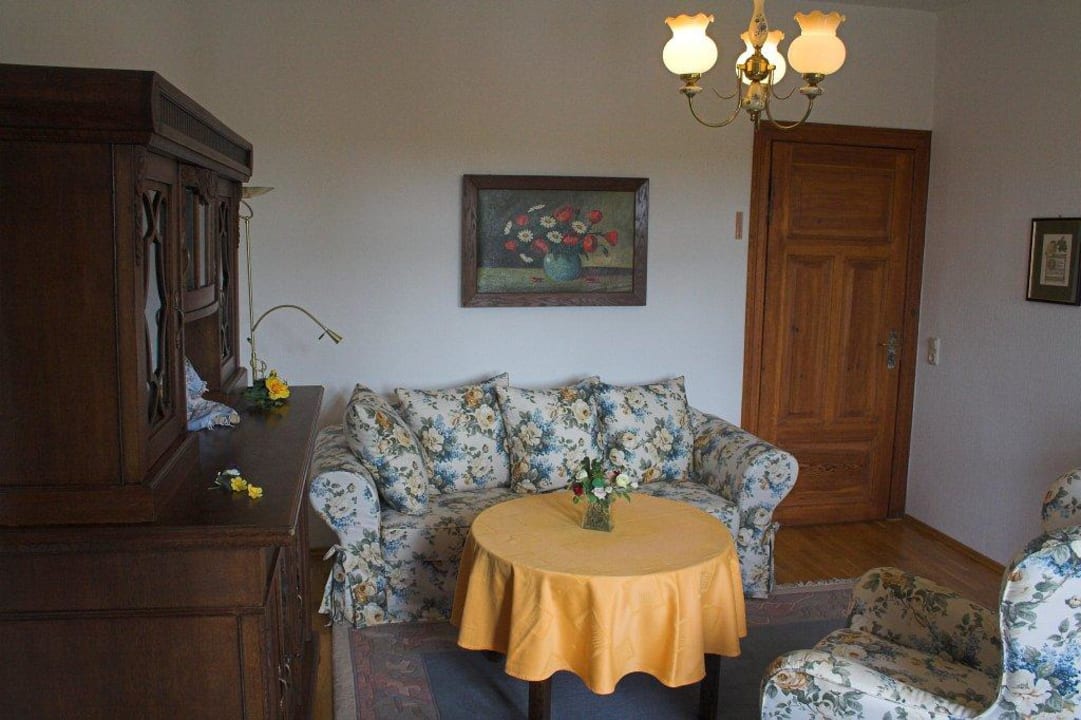 Blick ins Wohnzimmer der Seeadlersuite Hotel Schloss Drosedow