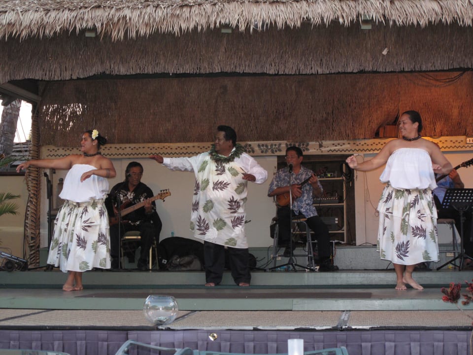 Hula-Abendunterhaltung in der Tiki Bar Kaanapali Beach Hotel