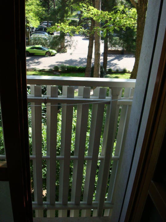 Ausblick auf Garten und Parkplatz des Nachbarhotel Hotel Greif