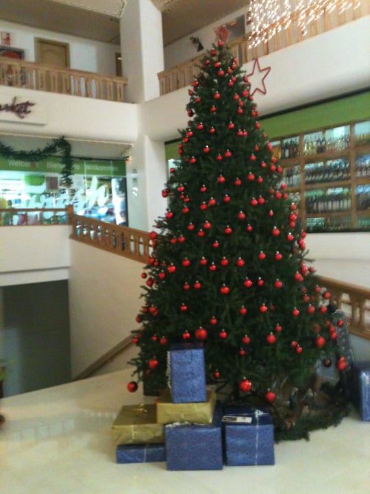 Kiosk hinterm Weihnachtsbaum Hotel Sands Beach Resort
