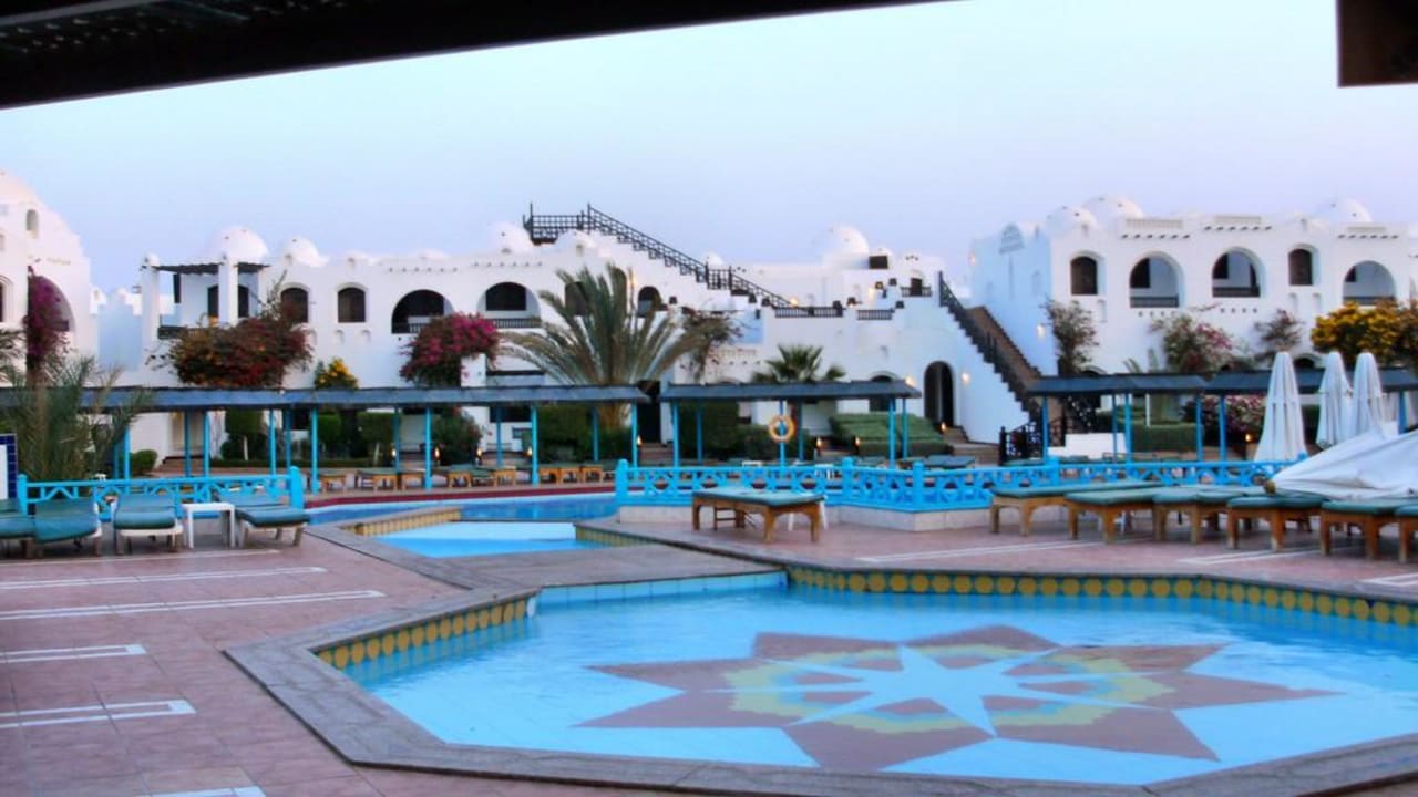 Pool in der Morgendämmerung Arabella Azur Resort