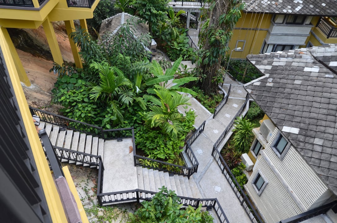 Wege und Treppen in der Anlage Moracea by Khao Lak Resort