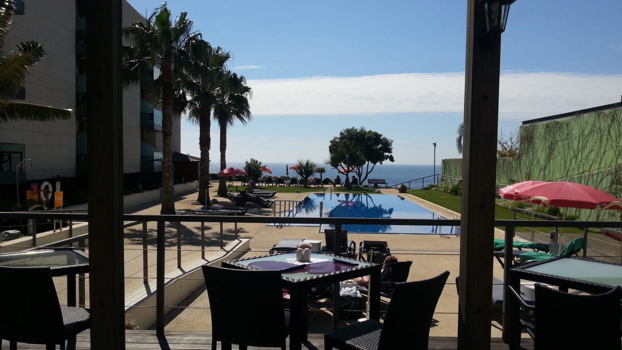 Blick von der Restaurantterrasse auf den Poolbereich Hotel Golden Residence