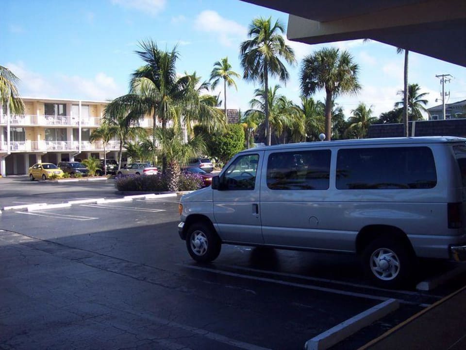 Parkplatz/ Nebengebäude Hotel Outrigger Beach Resort