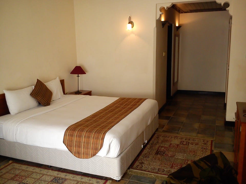 Letto e corridoio di accesso al bagno Novotel Bahrain Al Dana Resort