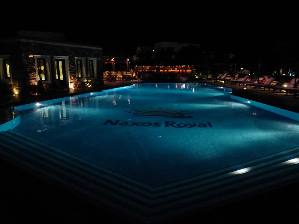 Poolanlage bei Nacht Naxos Resort Beach Hotel
