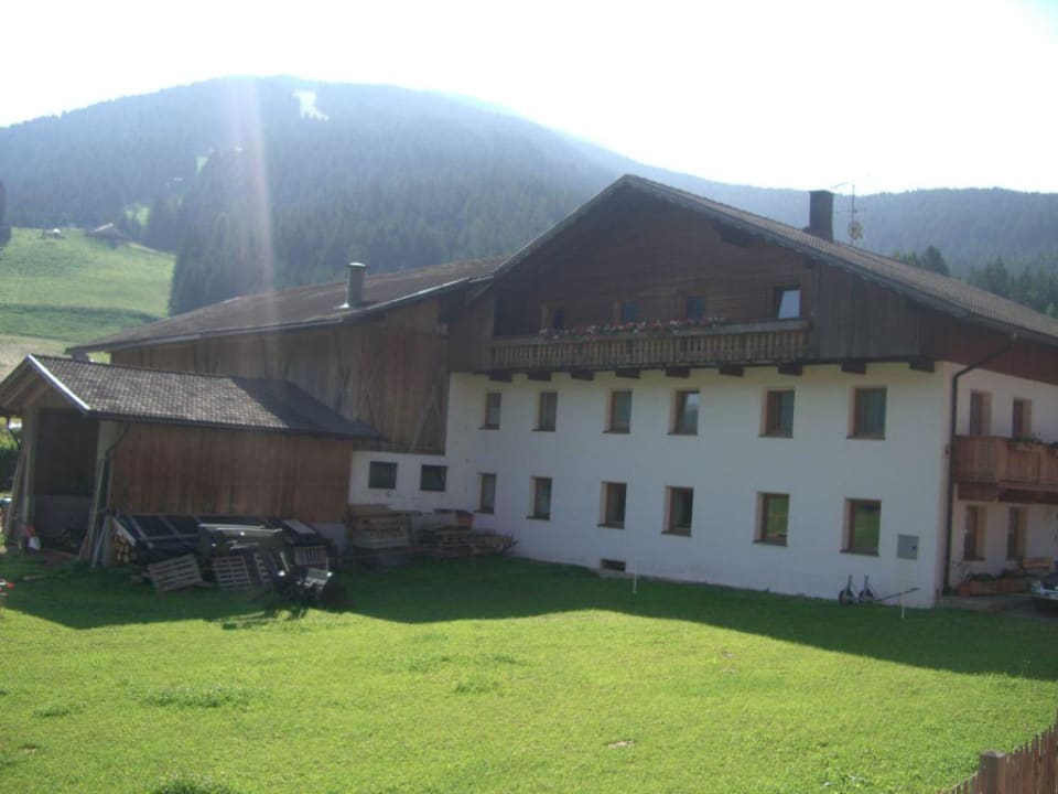 Bauernhof gegenüber vom Balkon Post Alpina - Family Mountain Chalets