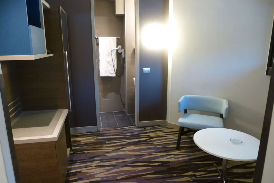 Zimmer 101 - Wohnbereich und Dusche Mercure Roma Centro Colosseo