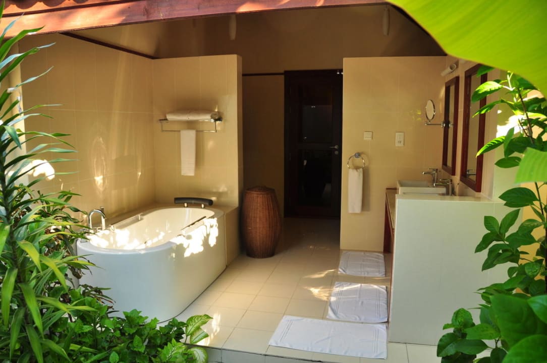 Halb offenes Bad mit Whirl-Wanne ROBINSON MALDIVES