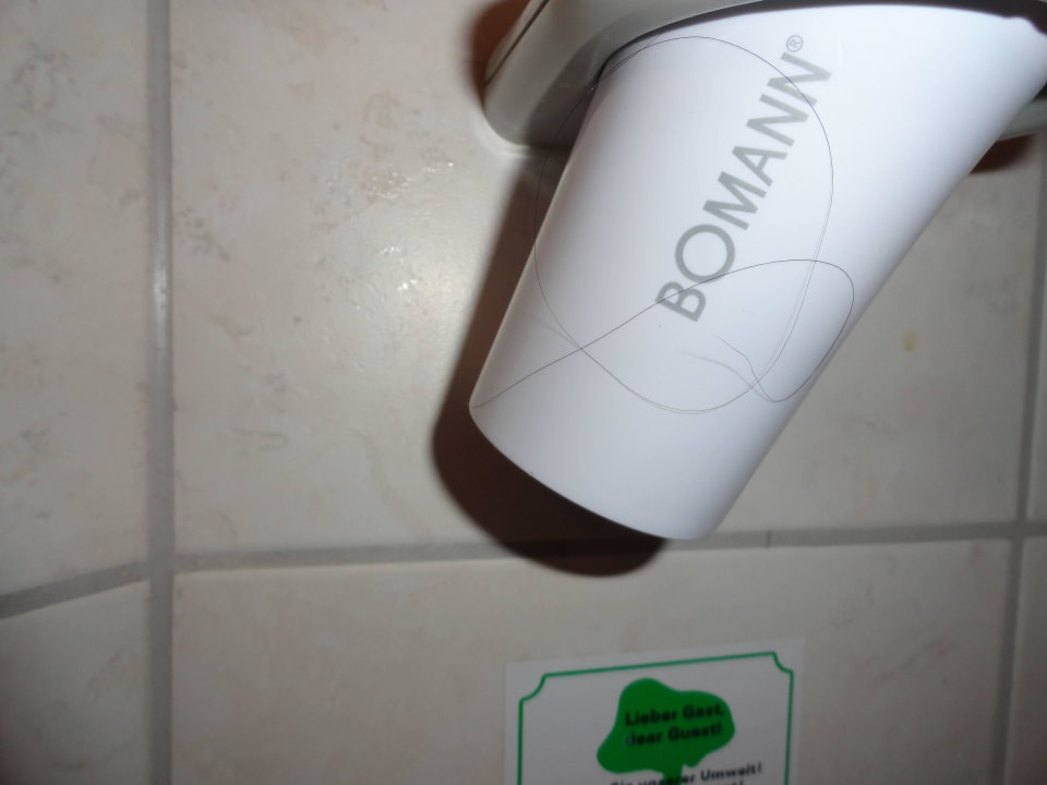 Fön im Bad vom Standardzimmer Hotel Ampervilla