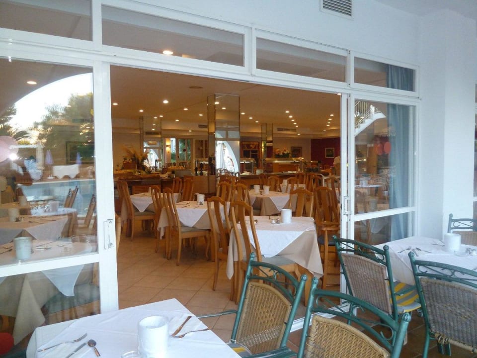 Man kann drinnen oder draußen essen. Gavimar La Mirada Club Resort