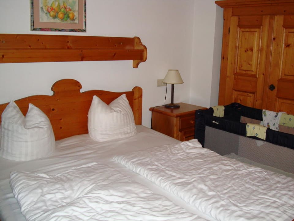 Schlafzimmer mit Babybett VAYA Achensee