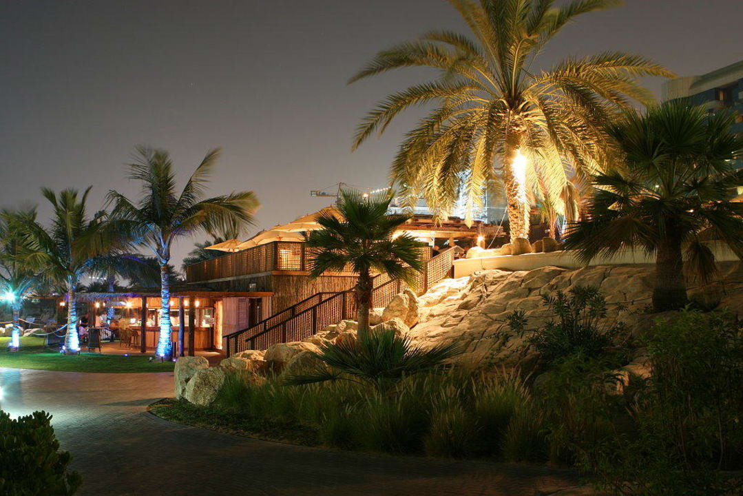 Barasti-Bar bei Nacht Le Meridien Mina Seyahi Beach Resort & Waterpark