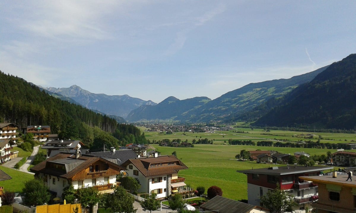 Ausblick ins Tal ohne Wolken Platzlhof - Mein Hotel im Zillertal