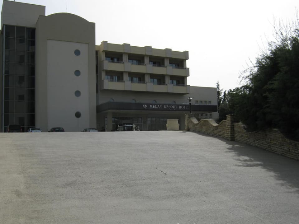 Haupteingang Melas Resort Hotel