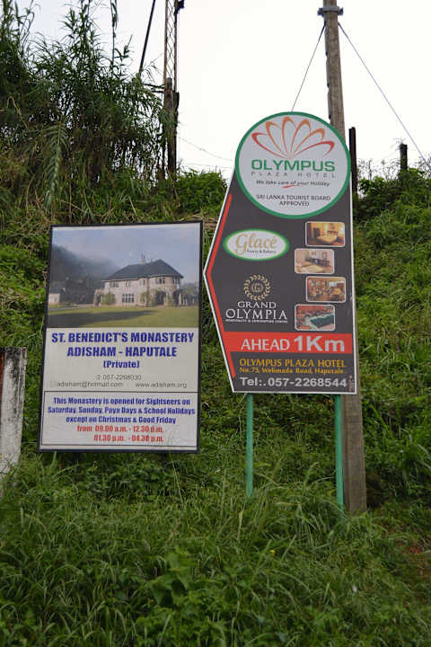 Abzweigung zum Hotel Olympus Plaza Hotel