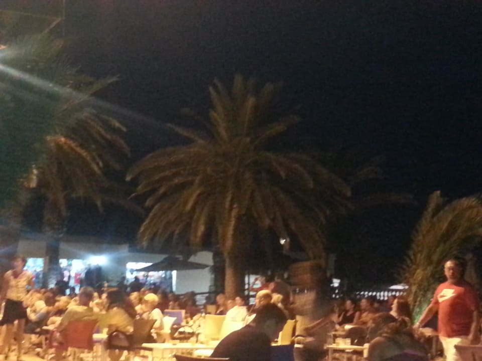 Vor der Bühne Samira Club