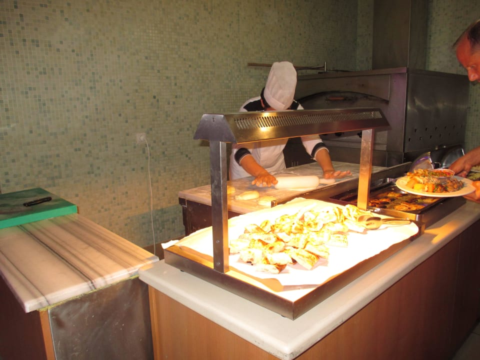 Frisches Fladenbrot und Pizza Side Breeze Hotel