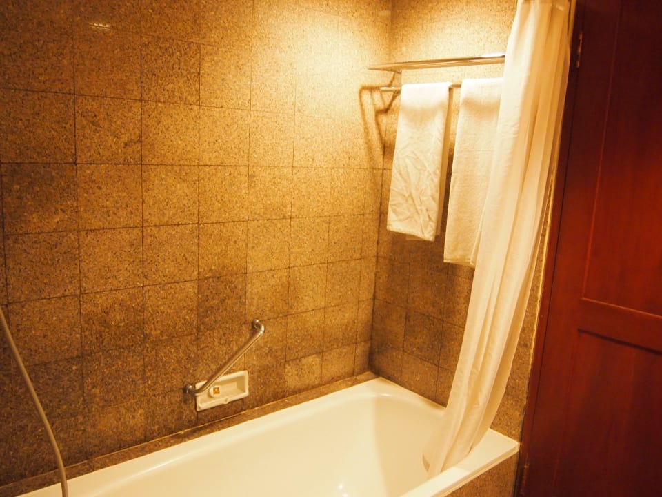 Badewanne mit Duschvorrichtung Hotel Jayakarta Bandung