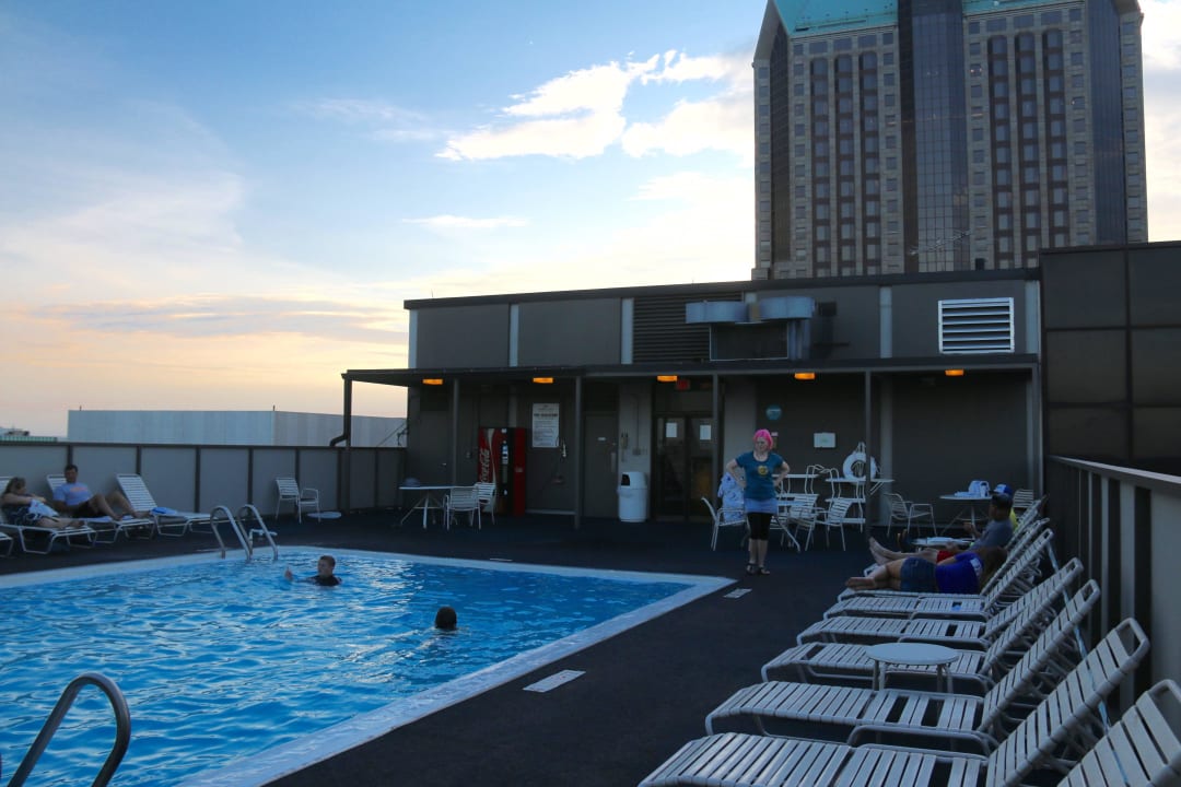 Abend am Pool, Getränkeautomat und Musik Hotel Crowne Plaza St. Louis