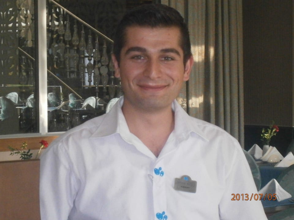 Einer unserer Kellner Crystal Sunset Pearl Collection