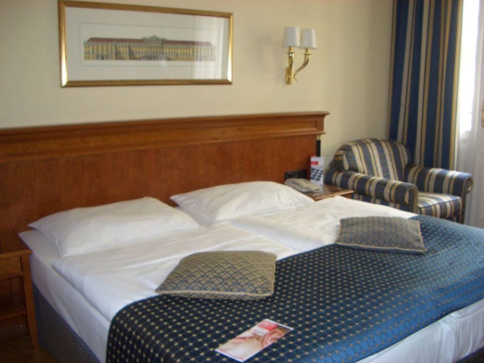 Zimmer Hotel Astoria Vienna, Curio Collection by Hilton