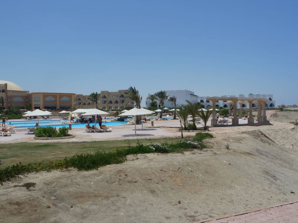 Hauptgebäude und Poolanlage Three Corners Equinox Beach Resort