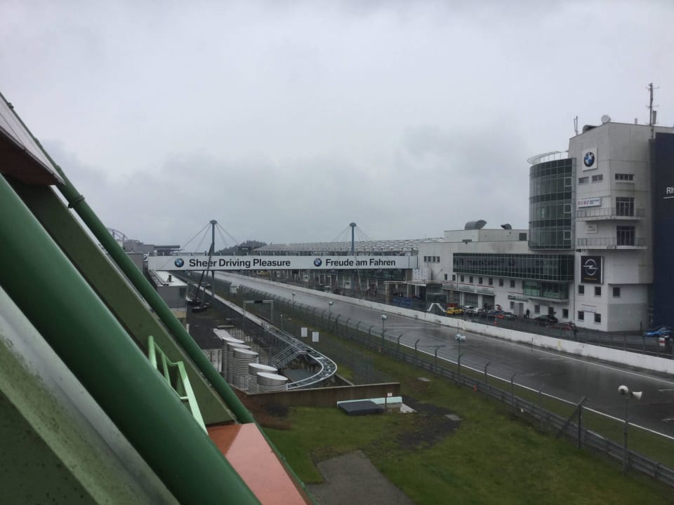 Balkon, mit Blick auf das "Allerheiligste" XD Hotel Dorint Am Nürburgring Hocheifel