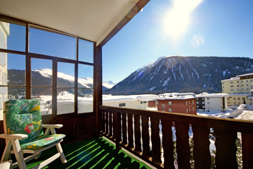 Ausblick von den Balkonen auf die Davoser Berge Hotel Concordia