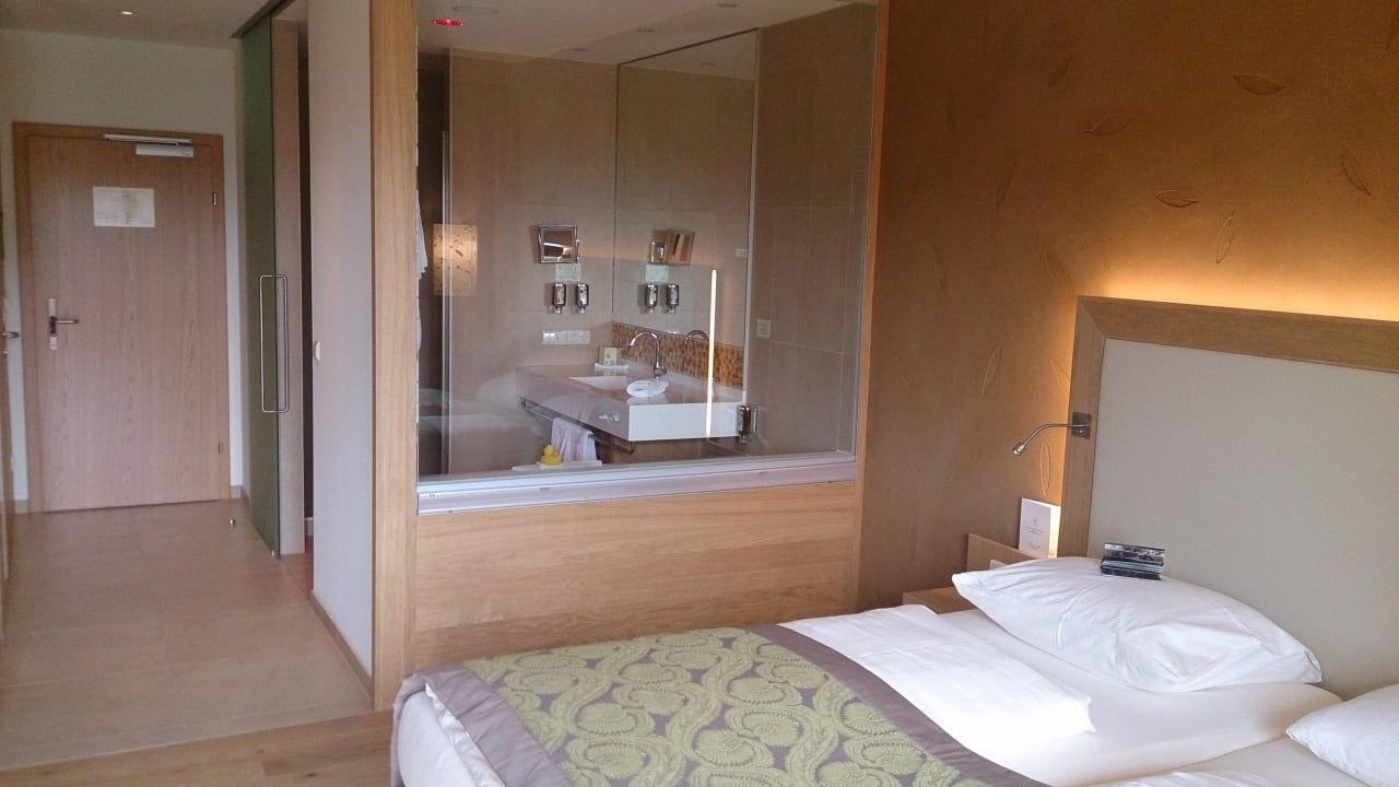 Blick durch die Glaswand ins Bad RETTER Bio-Natur-Resort