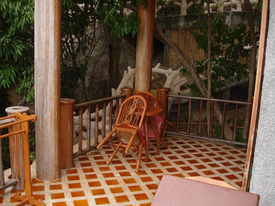 Terrasse mit Tisch und Stühlen Panviman Resort Koh Phangan