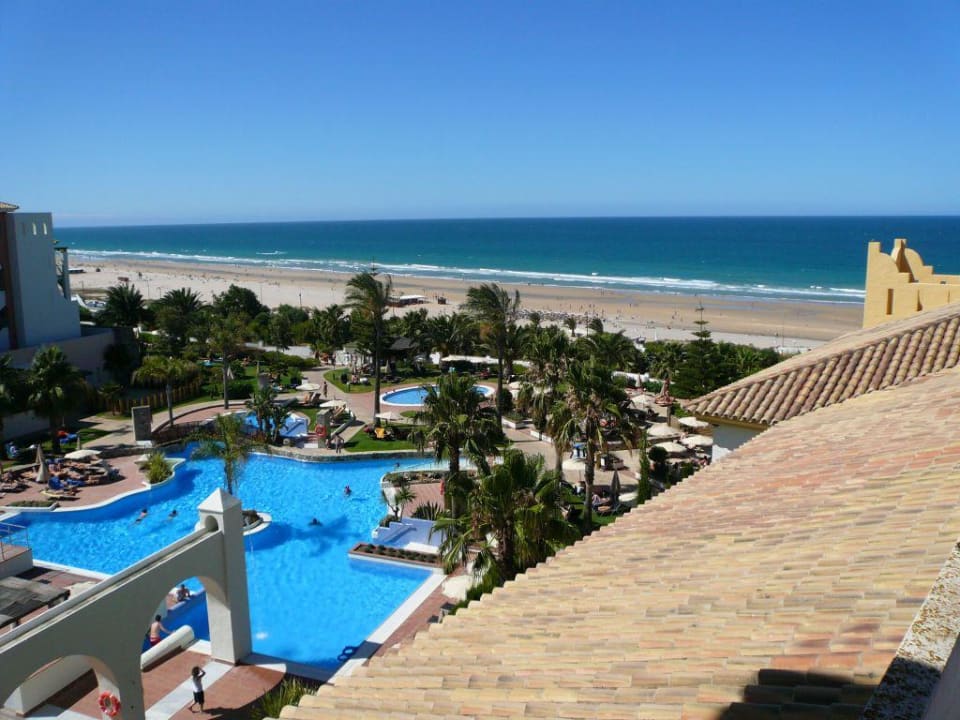 Blick über Poollandschaft zum Atlantik Fuerte Conil-Resort