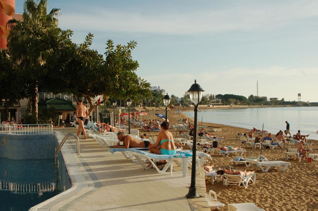 Links Teile des beheizbaren Pool Aska Hotel Just in Beach