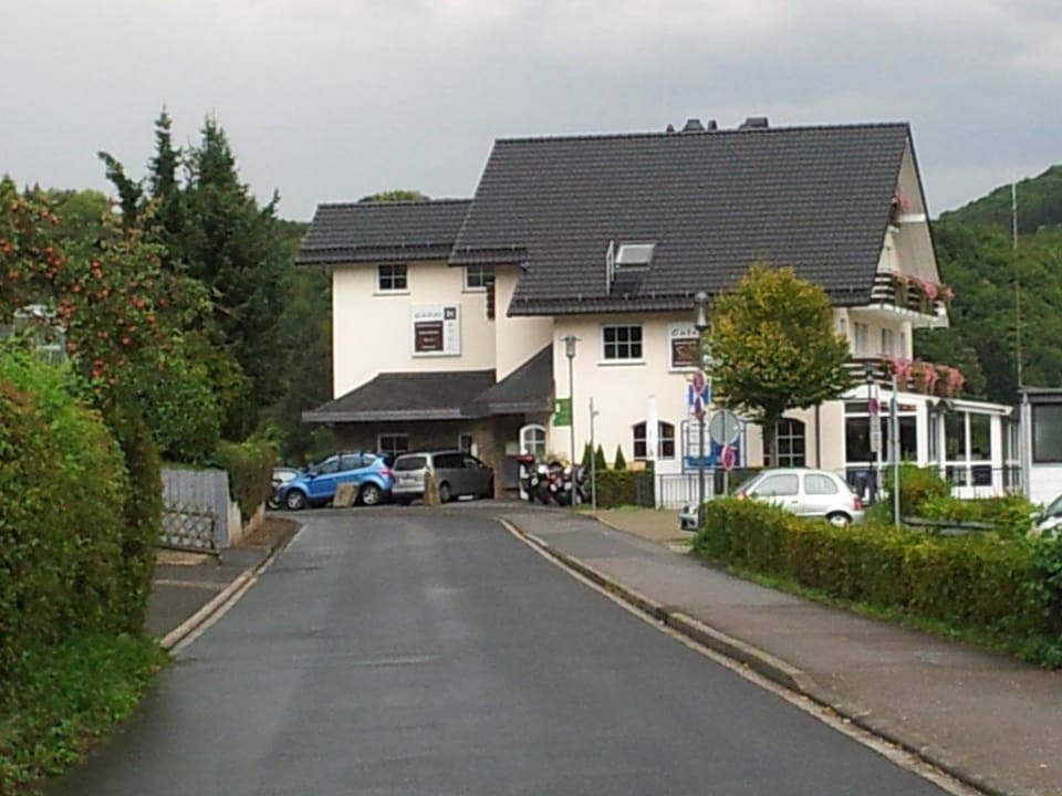 Hotel von der Zufahrt aus Hotel Henn