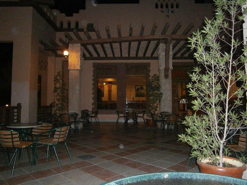 Дворик Charmillion Sea Life Resort