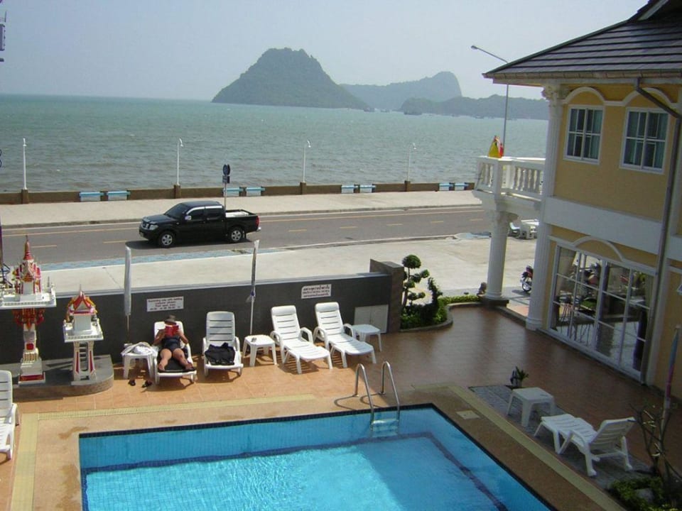 Blick vom Zimmer auf Pool und Meer Sun Beach Guesthouse