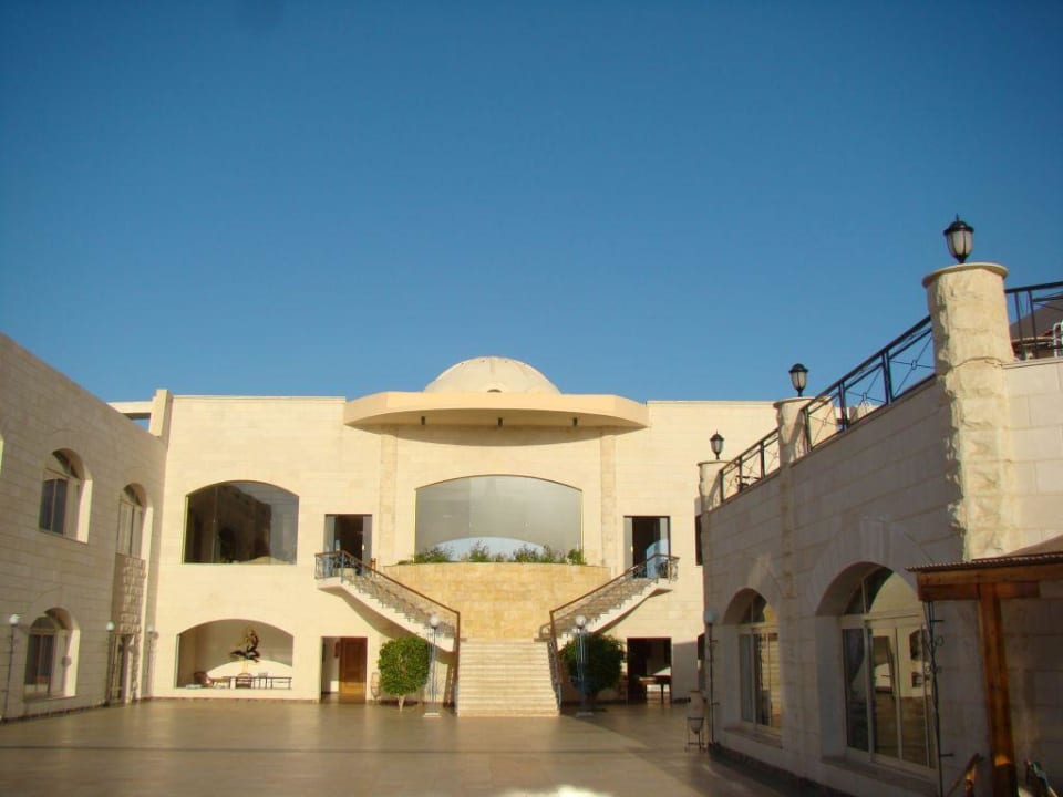 Hauptgebauede mit Restaurant Brayka Bay Resort