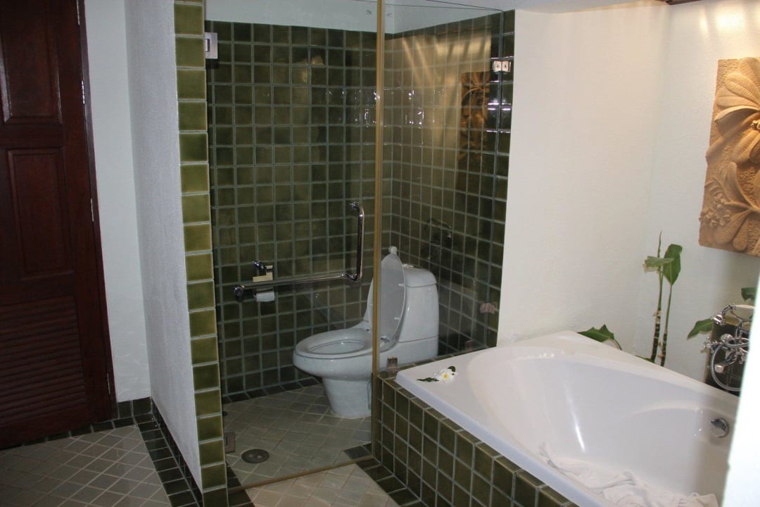 Poolvilla 301, Badewanne und Toilette Fair House Villas & Spa