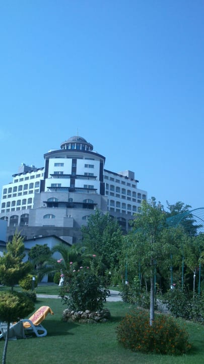 Vom Garten aus der Blick aufs Hotel Melas Lara Hotel