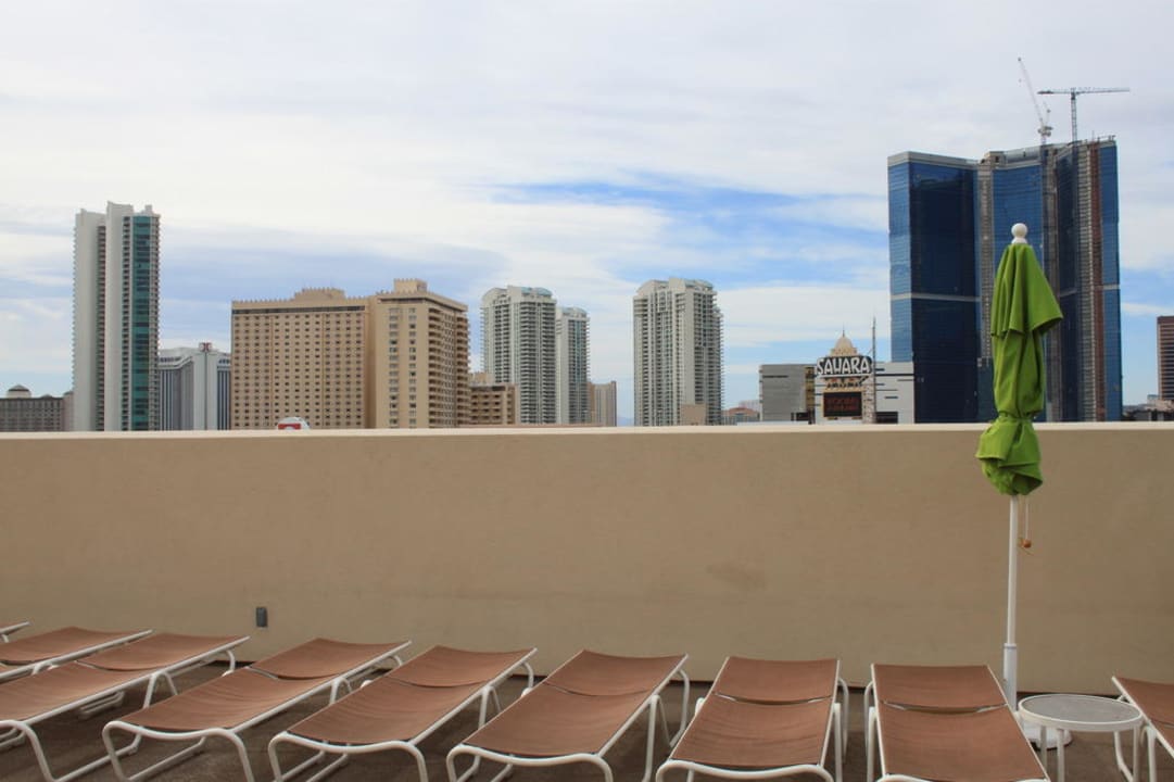 Pool im achten Stockwerk mit Blick auf Las Vegas The STRAT Hotel, Casino and SkyPod