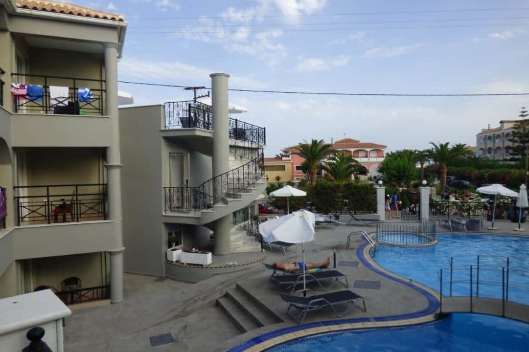 Widok na hotel z okolic baru White Olive Premium Laganas
