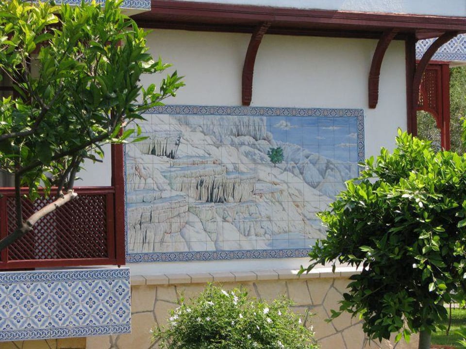 Fliesenbild am Wohnhaus Ali Bey Club