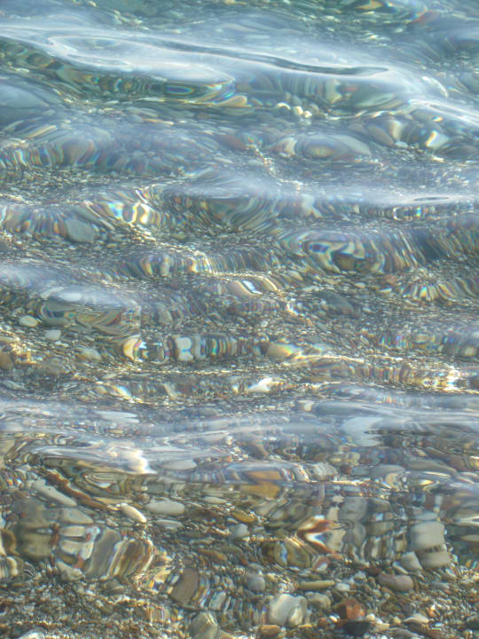 Sehr klares Wasser, jedoch steinig Mira Meridia Beach Hotel